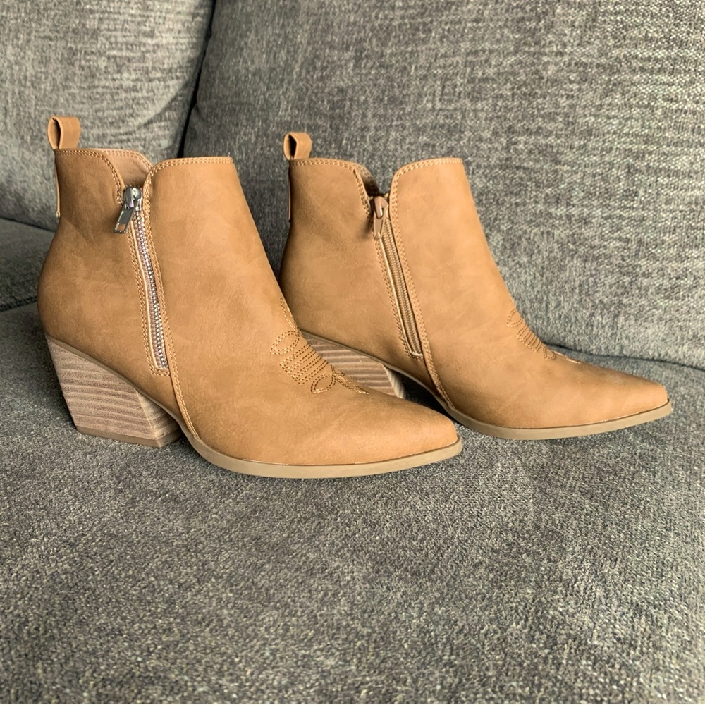 Dolce Vita Kiki Tan cowgirl booties woman’s size 8 western style